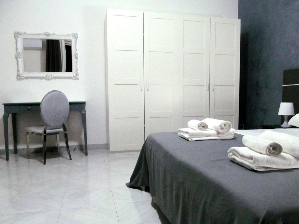 Trinacria House Apartment คอมิโซ ภายนอก รูปภาพ