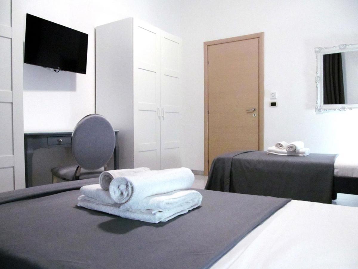 Trinacria House Apartment คอมิโซ ภายนอก รูปภาพ