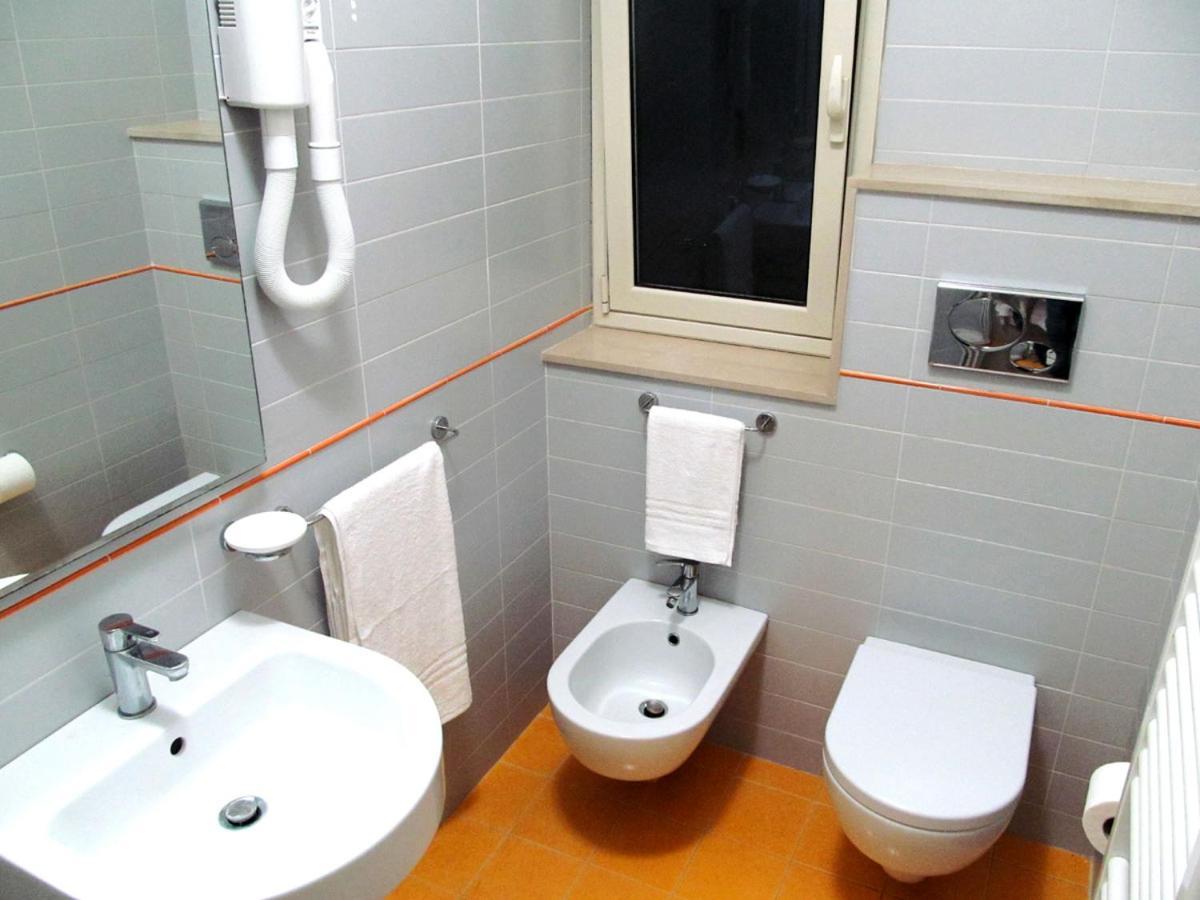 Trinacria House Apartment คอมิโซ ภายนอก รูปภาพ